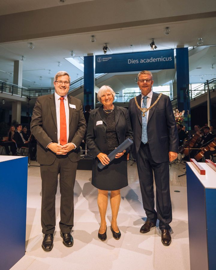 Prof. Dr. Ingeborg Schwenzer wird zur Ehrendoktorin der Rechtswissenschaftlichen Fakultät ernannt.